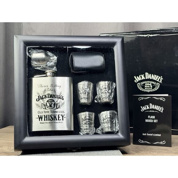 RARE Jack Daniel’s Flask Boxed Gift Set Old No 7 Stainless Steel Shot Glasses - Picture 2 of 3